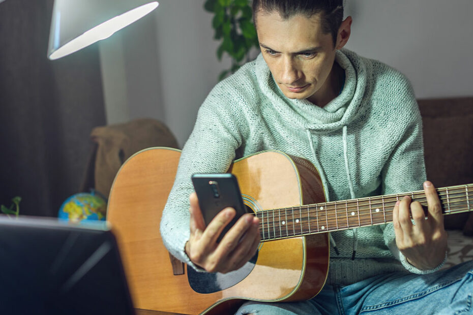 Melhores aplicativos para aprender a tocar violão online