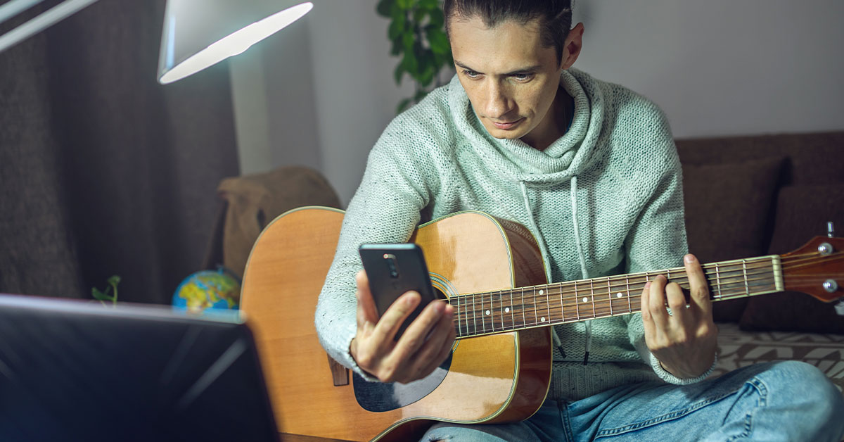 Melhores aplicativos para aprender a tocar violão online